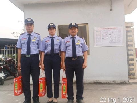 Tặng quà tết cho cán bộ nhân viên bảo vệ Long Hải SC